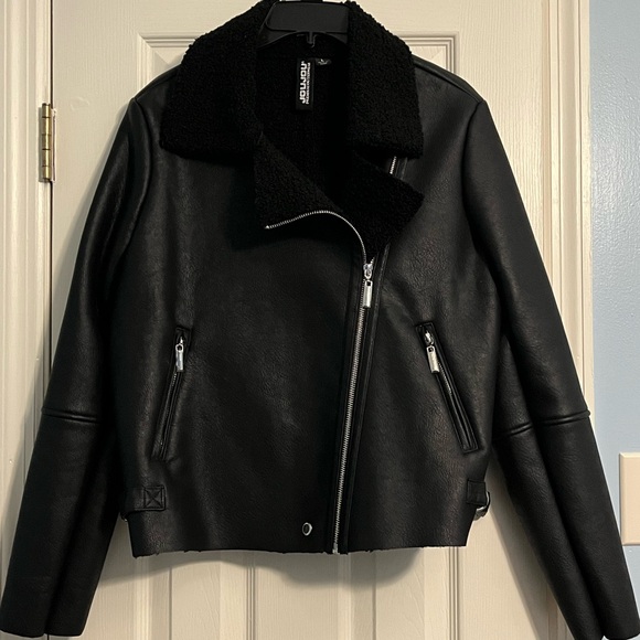 Jou Jou Jackets & Blazers - Jou Jou Vegan Faux Leather Crop Moto Jacket Large Faux Fur Collar NWT